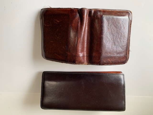上：牛革二つ折り財布
下：コードバン長財布