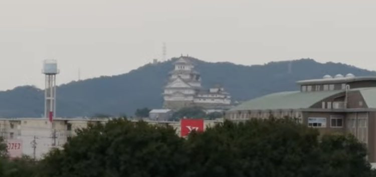 新喜皮革の工場から姫路城が見えます